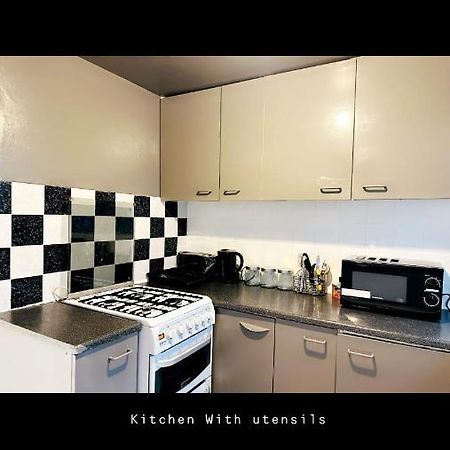 2 Bedroom Double Bed In East Londres Exterior foto