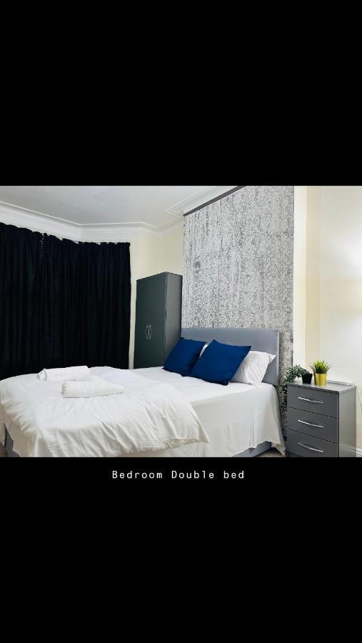 2 Bedroom Double Bed In East Londres Exterior foto